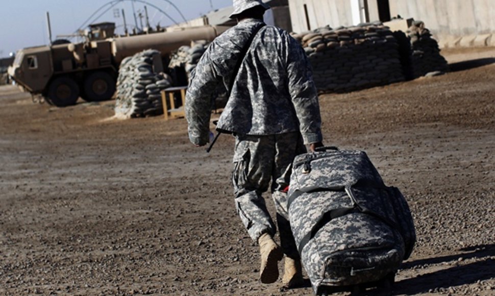 JAV armijos karys traukia savo bagažą (2011 gruodžio 6 d.)