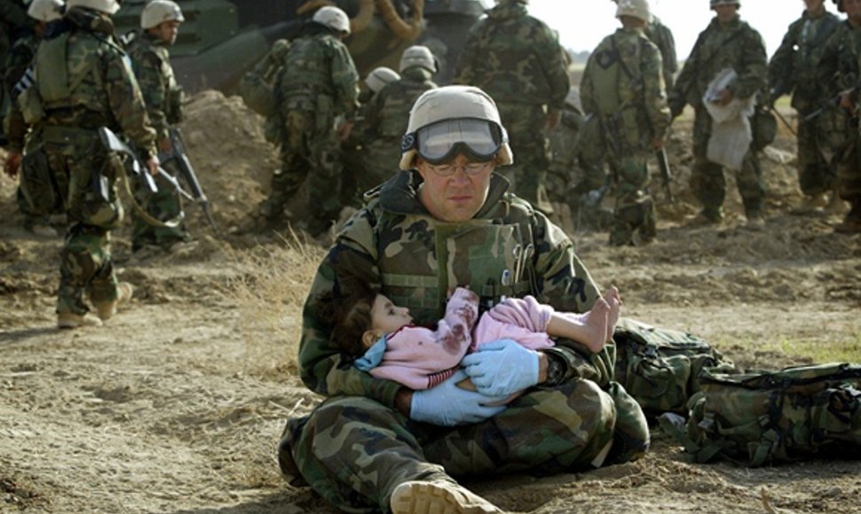 JAV karys laiko irakiečių vaiką.