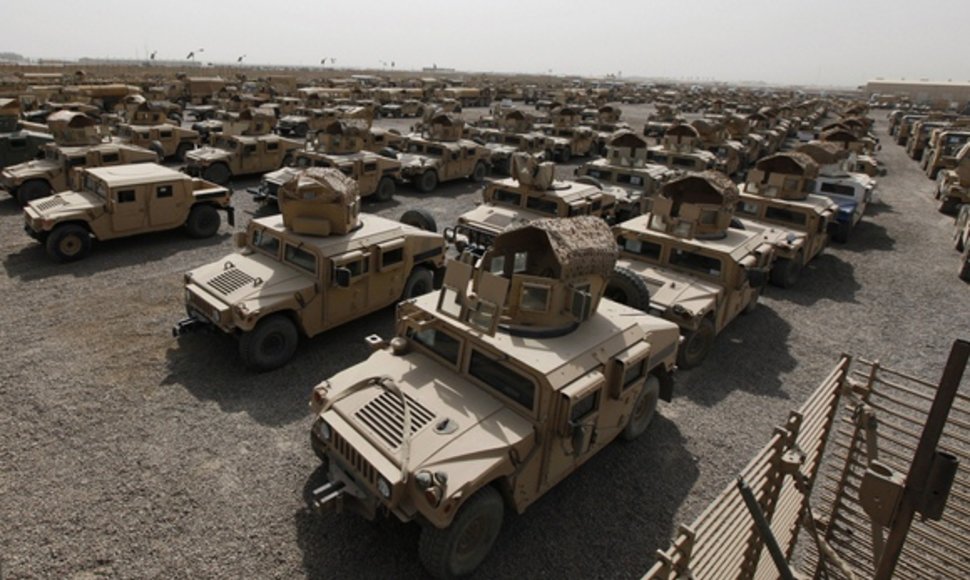 Karo automobiliai stovykloje Bagdade (2011 rugsėjo 30 d.)