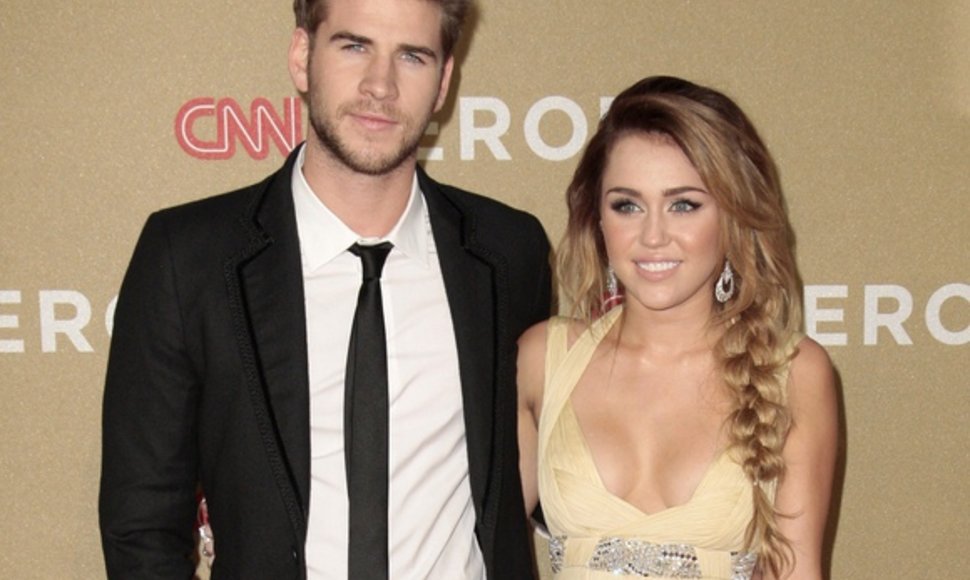 Miley Cyrus su aktoriumi Liamu Hemsworthu (2011 gruodžio 11 d.)