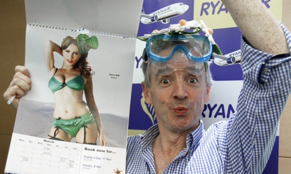 Michaelas o'Leary pristatė 2012-ųjų „Ryanair“ kalendorių.