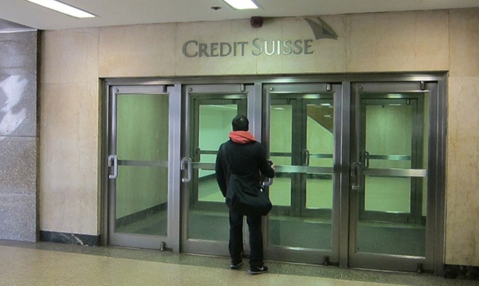 Vyras prie įėjimo į Šveicarijos banką „Credit Suisse“ Niujorke