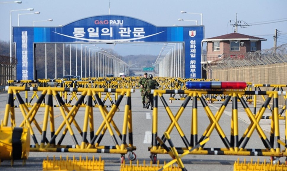 Pietų Korėjos kariai pasienyje su Šiaurės Korėja