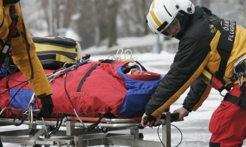 Austrijos slidininkas gabenamas į ligoninę.