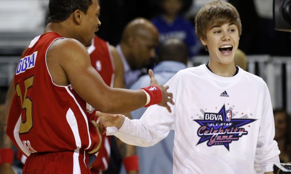 Justinas Bieberis demonstravo savo krepšinio sugebėjimus.
