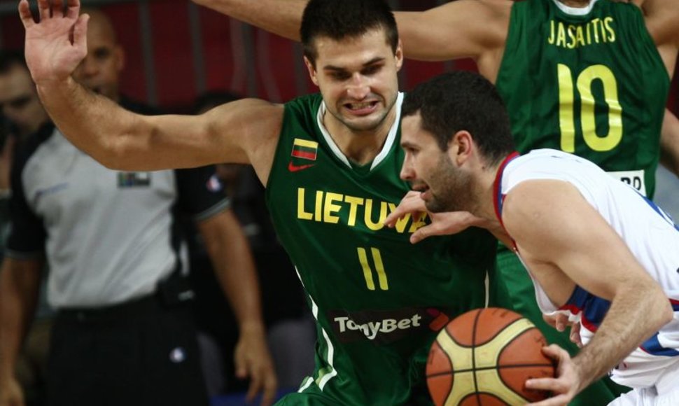 Aleksandras Rasičius prieš Liną Kleizą pasaulio krepšinio čempionate Turkijoje