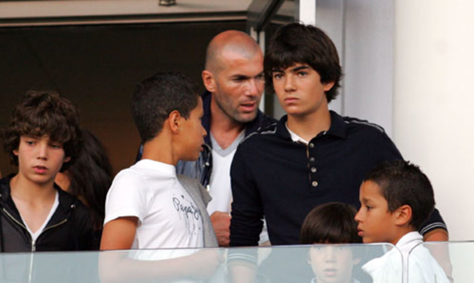 Enzo Zidane'as seka tėvo pėdomis
