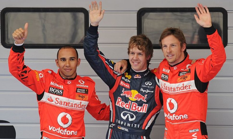 Kinijos kvalifikacijos trejetukas (iš kairės L.Hamiltonas, S.Vettelis ir J.Buttonas)