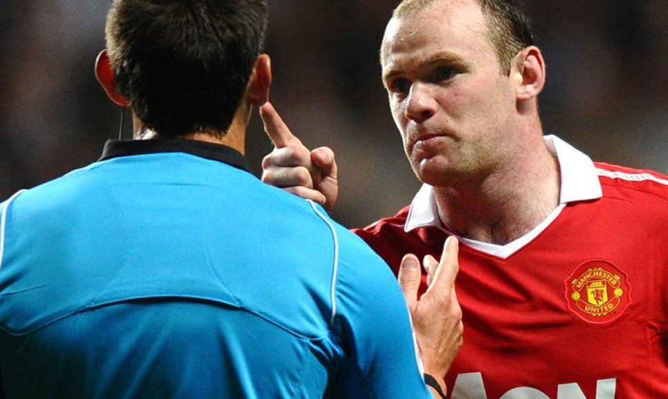 Wayne'as Rooney ginčijosi su arbitru.