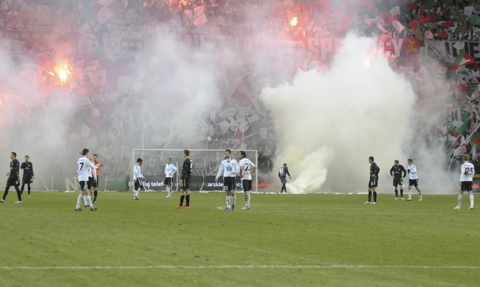 Lenkijos fubolo sirgaliai nuolat įsivelia į riaušes ir sukelia neramumus stadionuose.