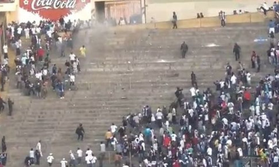 Peru įvyko tragedija, žuvo futbolo sirgalius