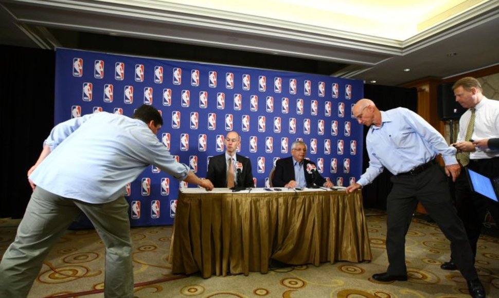 NBA tęsia derybas dėl lygą kaustančio lokauto 
