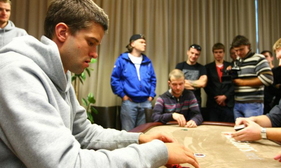 Mantas Kalnietis prie pokerio stalo įveikė profesionalą