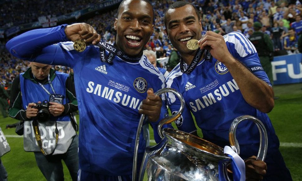 Didier Drogba ir Ashley Cole'as