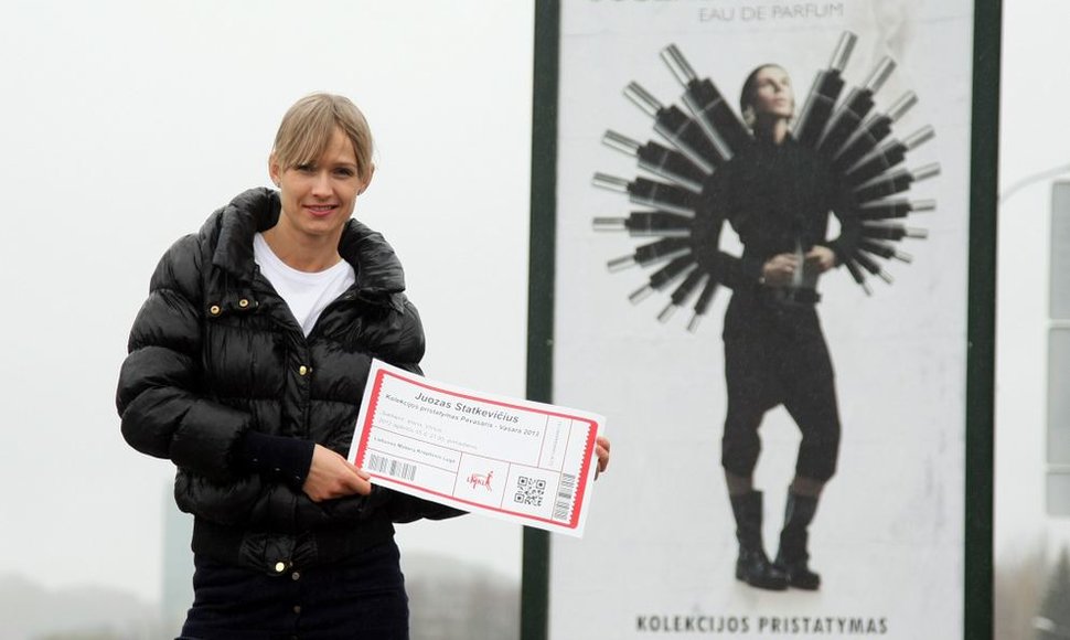 Kristina Vengrytė su simboliniu bilietu į Juozo Statkevičiaus kolekcijos pristatymą  
