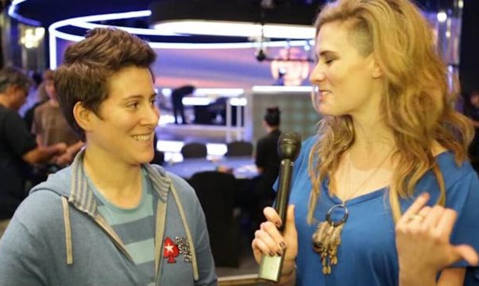 Lesbietė pokerio žvaigždė Vanessa Selbst apie sužadėtuves pasakojo žurnalistei