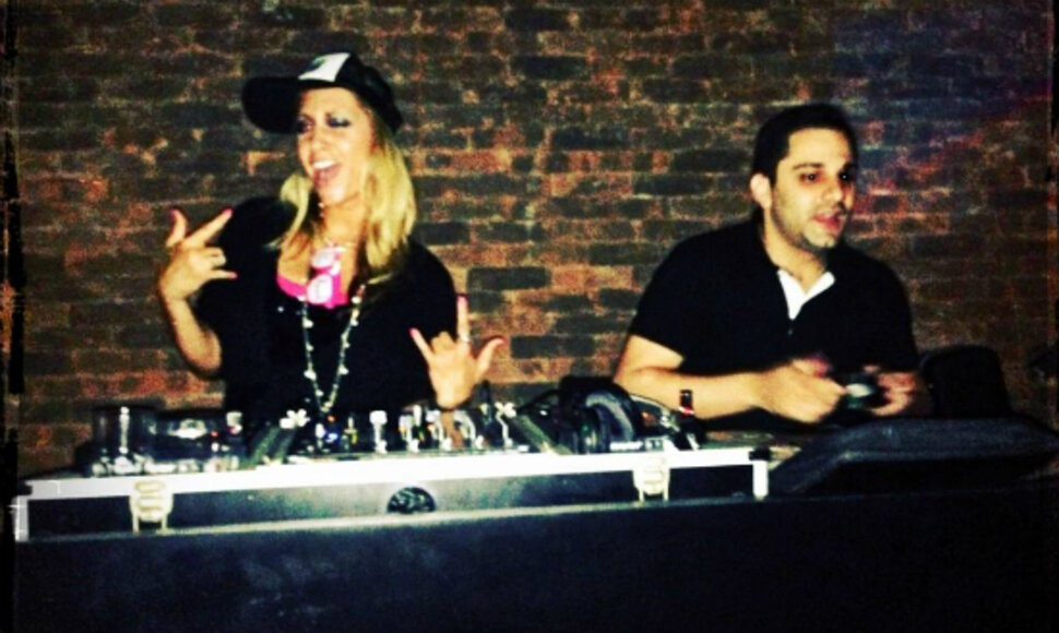 Prie DJ pulto stojo Vanessa Rousso