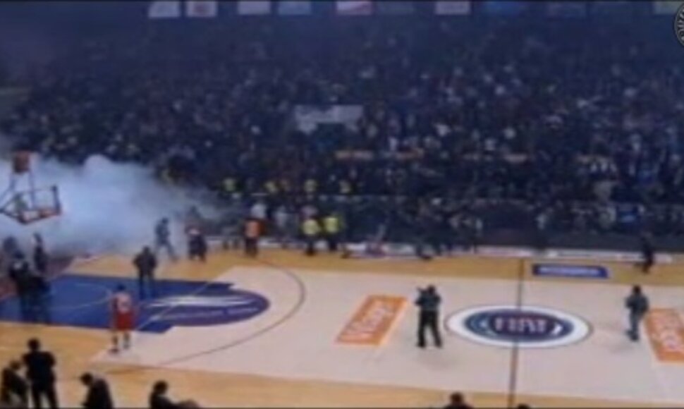 Įsiaudrinę krepšinio sirgaliai Serbijoje nutraukė taurės finalą tarp „Partizan“ ir „Crvena Zvezda“ komandų
