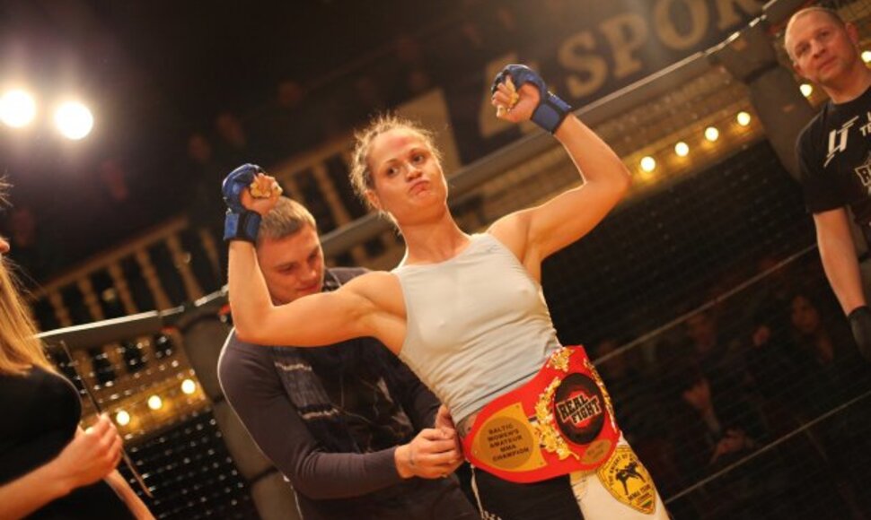 Inga Kalėdaitė laimėjo Baltijos moterų mėgėjų MMA čempionės diržą