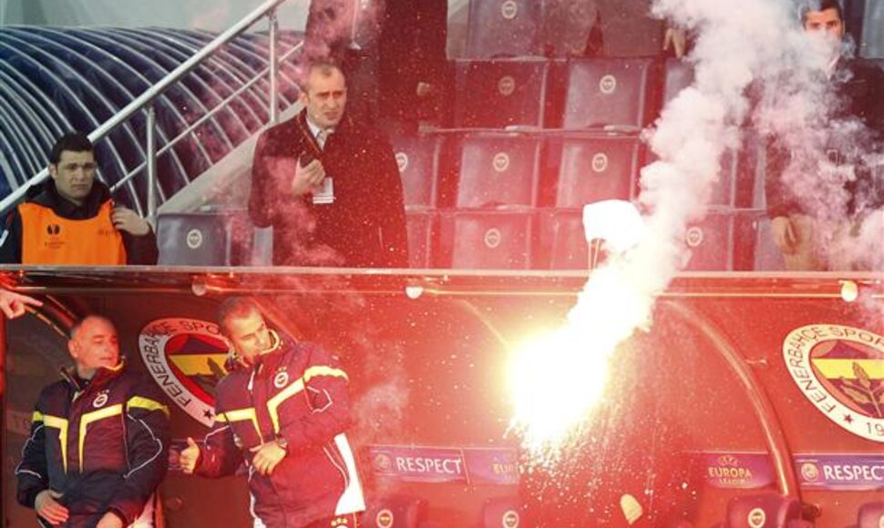 Į stadioną neįleisti „Fenerbahce“ sirgaliai pirotechnikos užtaisą atskraidino parašiutu
