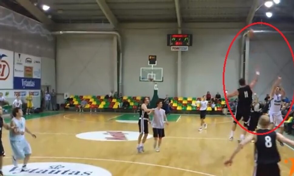Pergalę i&scaron;plė&scaron;ęs žurnalisto trita&scaron;kis per i&scaron;keltas Arvydo Sabonio rankas