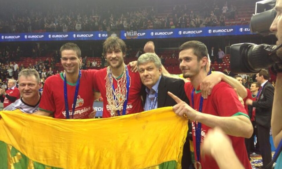 Europos taurės turnyre su Krasnodaro &bdquo;Lokomotiv&ldquo; ekipa triumfavo net 4 lietuviai: M.Kalnietis (antras i&scaron; kairės), S.Jasaitis, klubo viceprezidentas G.Rutkauskas ir fizinio rengimo treneris S.Kavaliauskas.