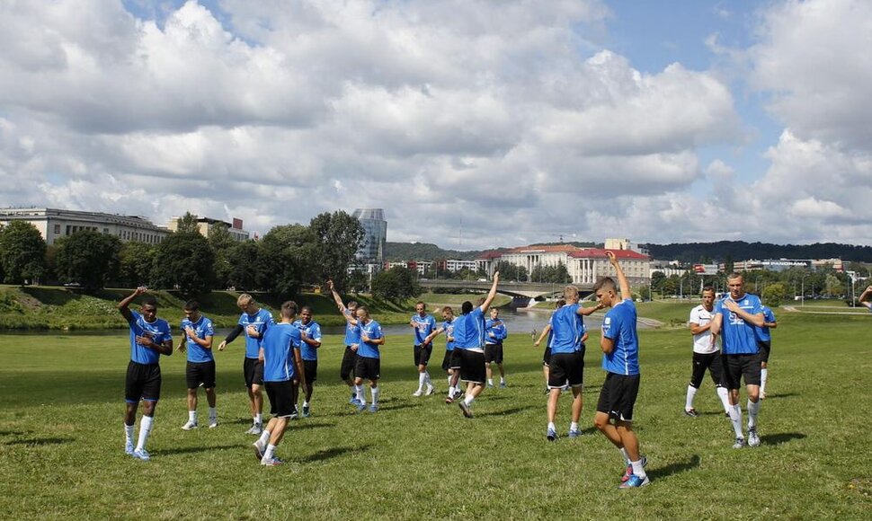 „Lech“ futbolininkai artėjančiam mačui ketvirtadienio popietę nusprendė treniruotis prie Neries upės