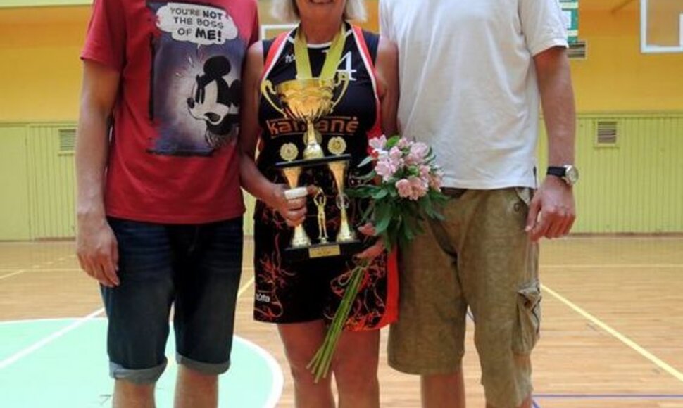 Mindaugas ir Saulius Kuzminskai su savo mama Zita