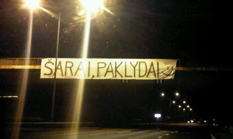 Plakatas „Šarai, paklydai“ ant Rumšiškių tilto sparčiai paplito interneto platybėse