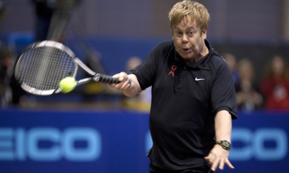 Eltonas Johnas žaidžia tenisą labdaringame renginyje