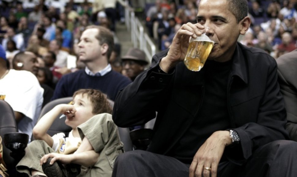 JAV prezidentas Barackas Obama mėgsta krepšinį. 