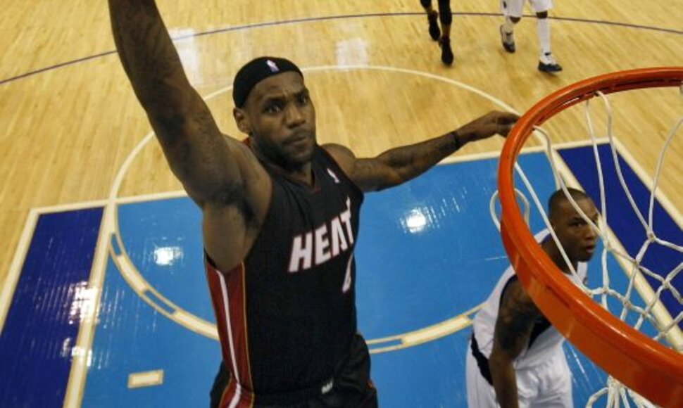 LeBronas Jamesas žaidžia rezultatyviai, tačiau Majamio krepšininkai patyrė jau aštuntą nesėkmę.