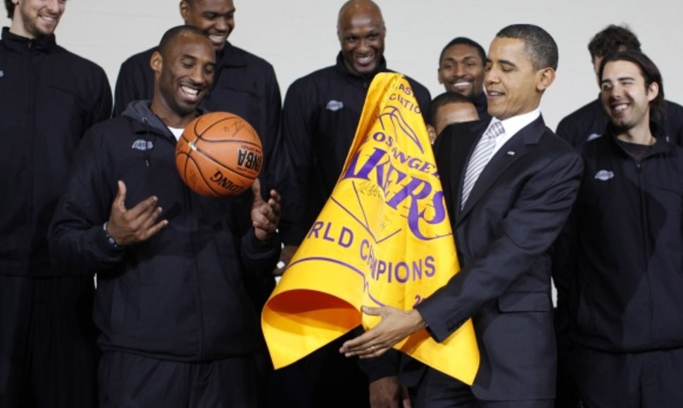 JAV prezidentas Barackas Obama iš „Lakers“ krepšininkų gavo dovanų kamuolį su autografais.