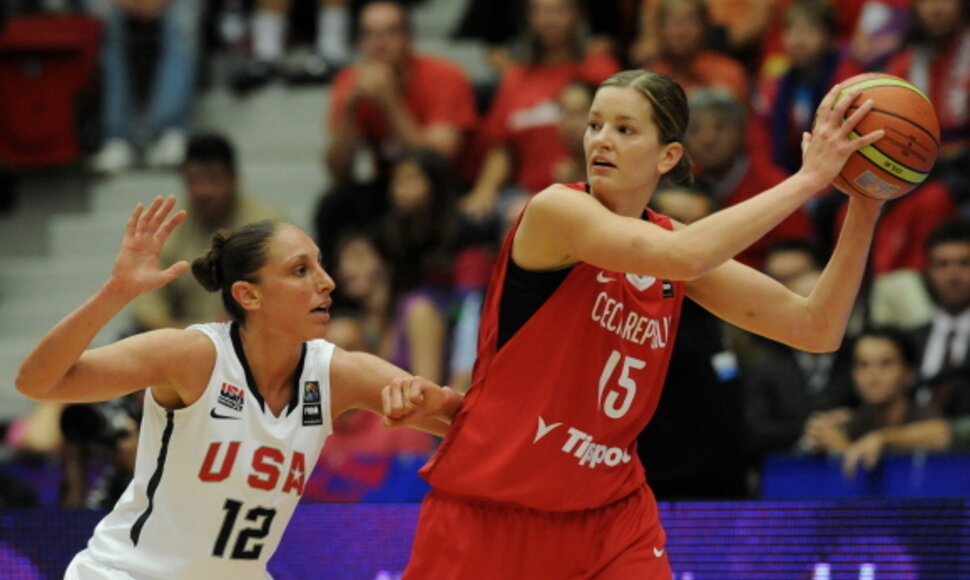 Diana Taurasi (kairėje) įtariama vartojus dopingą