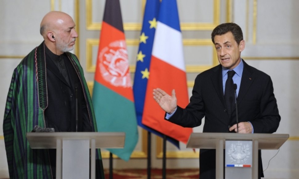 Hamidas Karzai (kairėje) ir Nicolas Sarkozy