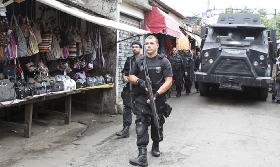 Rio de Žaneire ketvirtą dieną siautėja nusikaltėliai