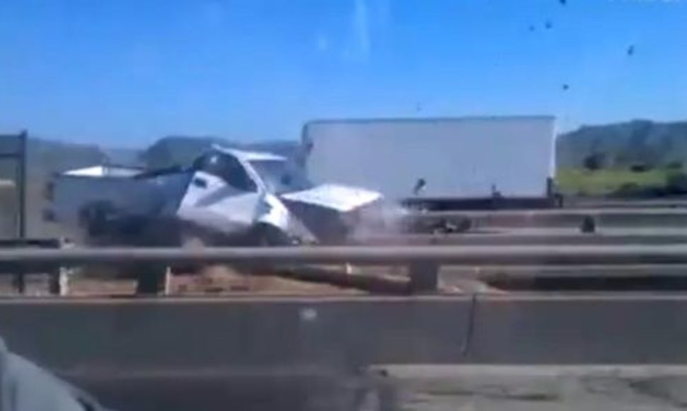 Kalifornijos greitkelyje – šiurpi avarija