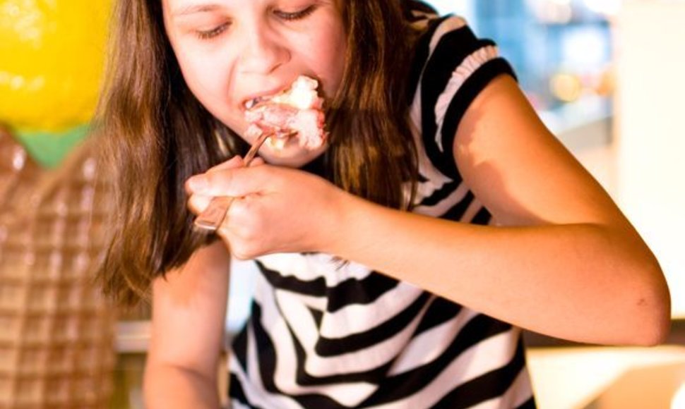 Mergaitė valgo ledus