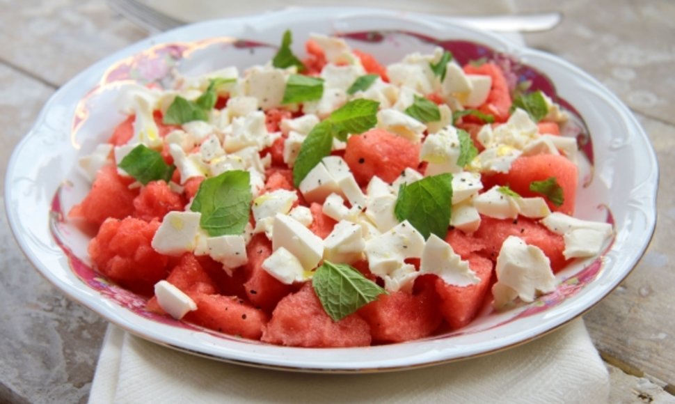 Salotas su arbūzais prieš patiekdami gerai atšaldykite.