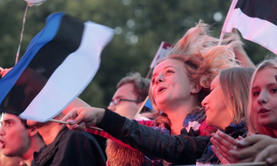 Estijoje šeštadienį dešimtys tūkstančių žmonių susirinko paminėti 20-ųjų Estijos nepriklausomybės metinių.