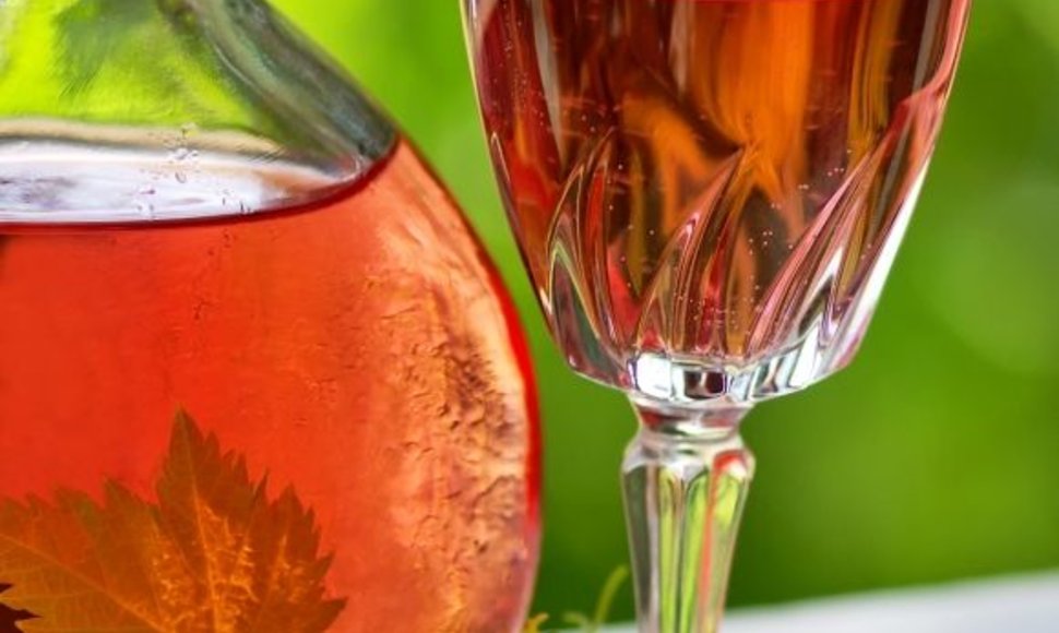 Populiariausią sausąjį rožinį vyną rekomenduojama derinti su lengvais užkandžiais ar nesunkiais patiekalais.