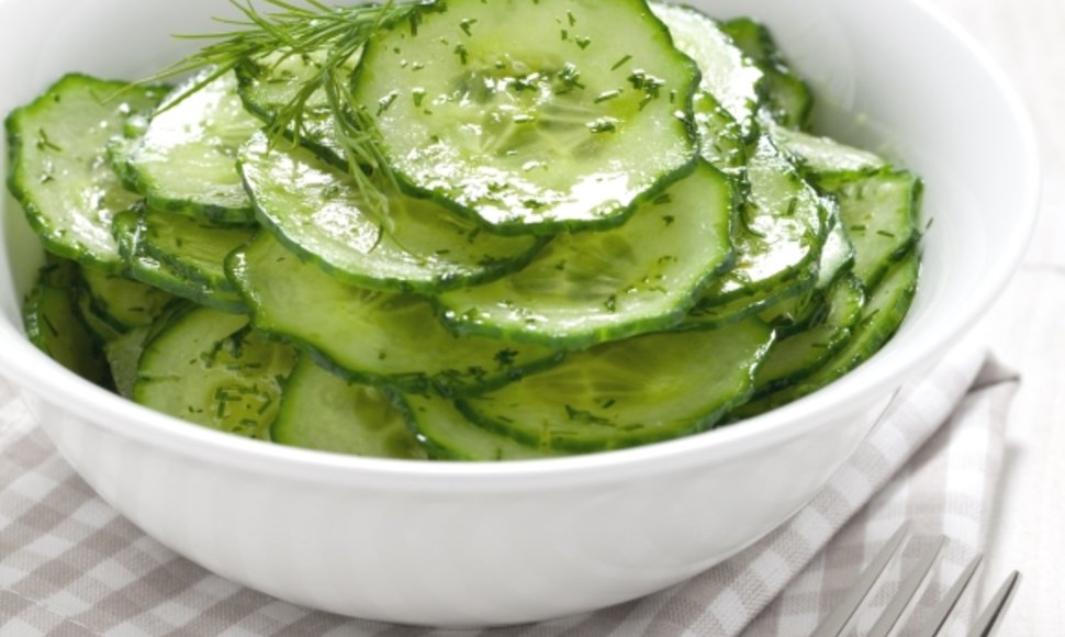Kol agurkų salotos „subręs“, jos turės bent keletą valandų pastovėti šaldytuve.