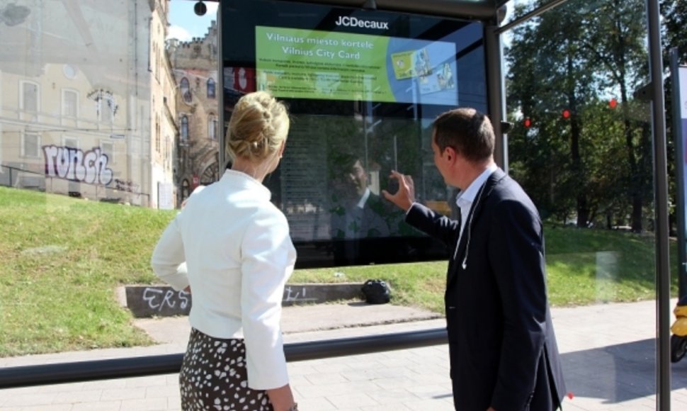 Viešojo transporto stotelėse įdiegti žemėlapiai su lietimui jautriais ekranais.