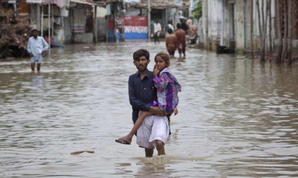 Pakistane potvyniai pareikalavo mažiausiai 200 žmonių gyvybių
