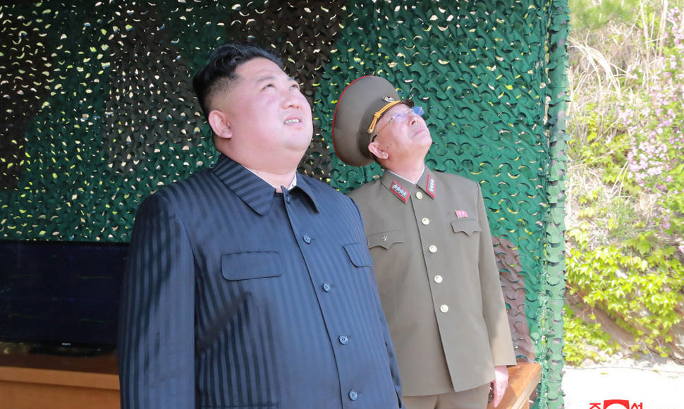 Bandymus stebėjo Kim Jong Unas