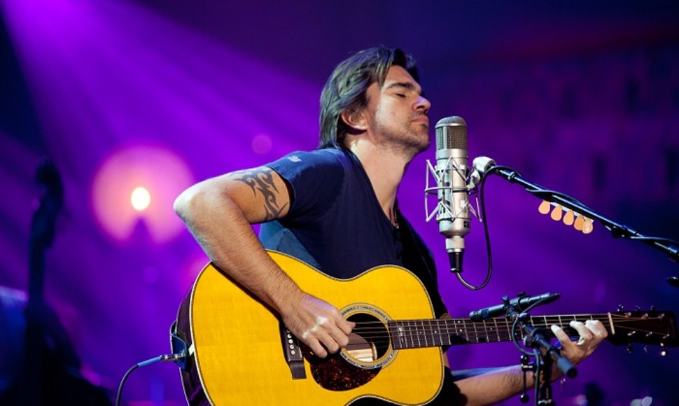 Juanes su gitara