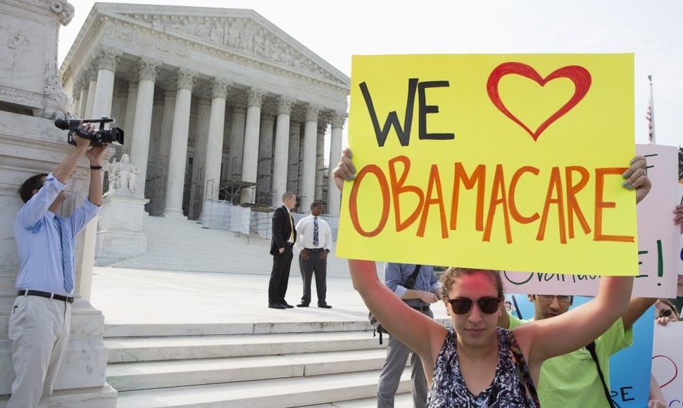 Amerikietė, plakatu išreiškianti palaikymą Baracko Obamos sveikatos reformai