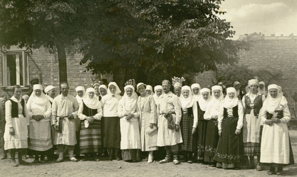 Spektaklio „Kupiškėnų senoviškos vestuvės“ dalyviai (apie 1930 m.)