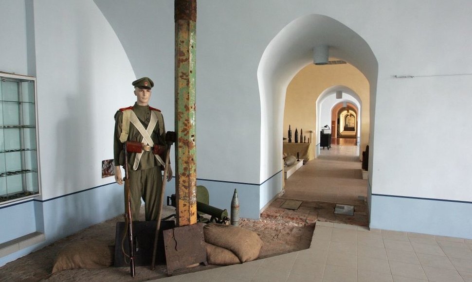Restauruotuose kareivinių kazematuose įrengta karybos istorijos bei karo technikos ekspozicija.