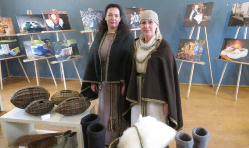 Virginija Sebestinienė (kairėje) ir Violeta Jasinevičienė tarp parodos „Iš kartos į kartą“ eksponatų